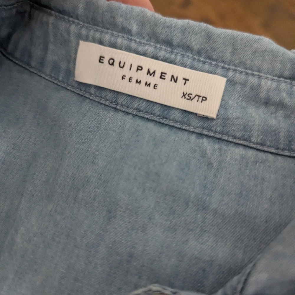 NEW Women's Equipment XS Major Sky Blue Button Down - Picture 6 of 6